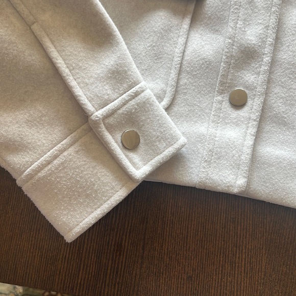 🌴Zara CROPPED SOFT JACKET - snap closure  💯 polyester off white Size S - Picture 5 of 8